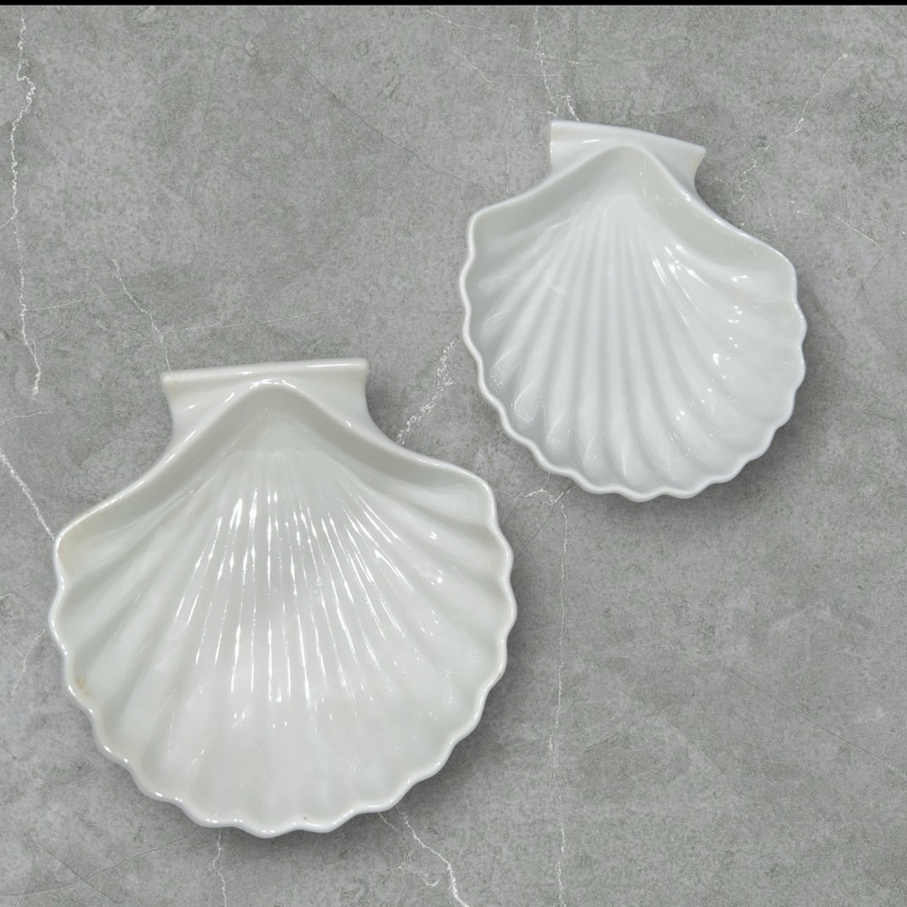 VINTAGE WHITE CERAMIC CLAM SHELL DISHES MADE IN JAPAN OVEN PROOF SET 2